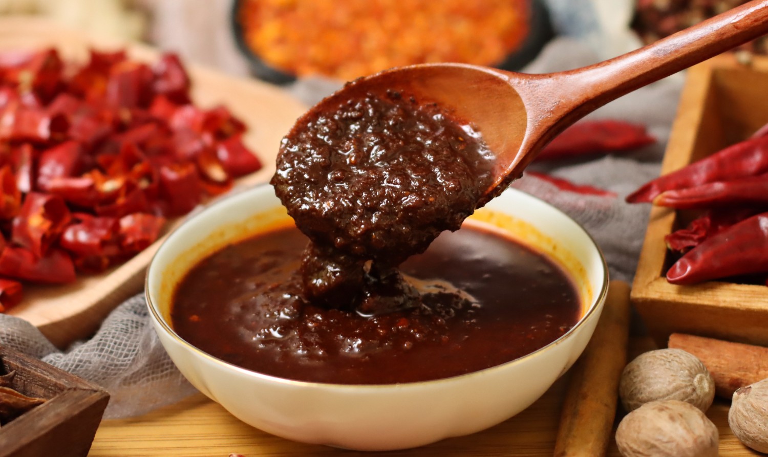 濟(jì)寧康德食品”生產(chǎn)車間是無菌化車間，擁有大型高壓熬湯設(shè)備，噴霧干燥塔，先進(jìn)的進(jìn)口罐裝機(jī)， 生產(chǎn)過程和檢測(cè)過程全部一體化、管道化，食料均不與外界接觸，確保每一個(gè)產(chǎn)品的高品質(zhì)，整個(gè)生產(chǎn)和檢驗(yàn)都嚴(yán)格執(zhí)行《國家食品安全法》，從而保證了產(chǎn)品質(zhì)量安全、穩(wěn)定、可靠