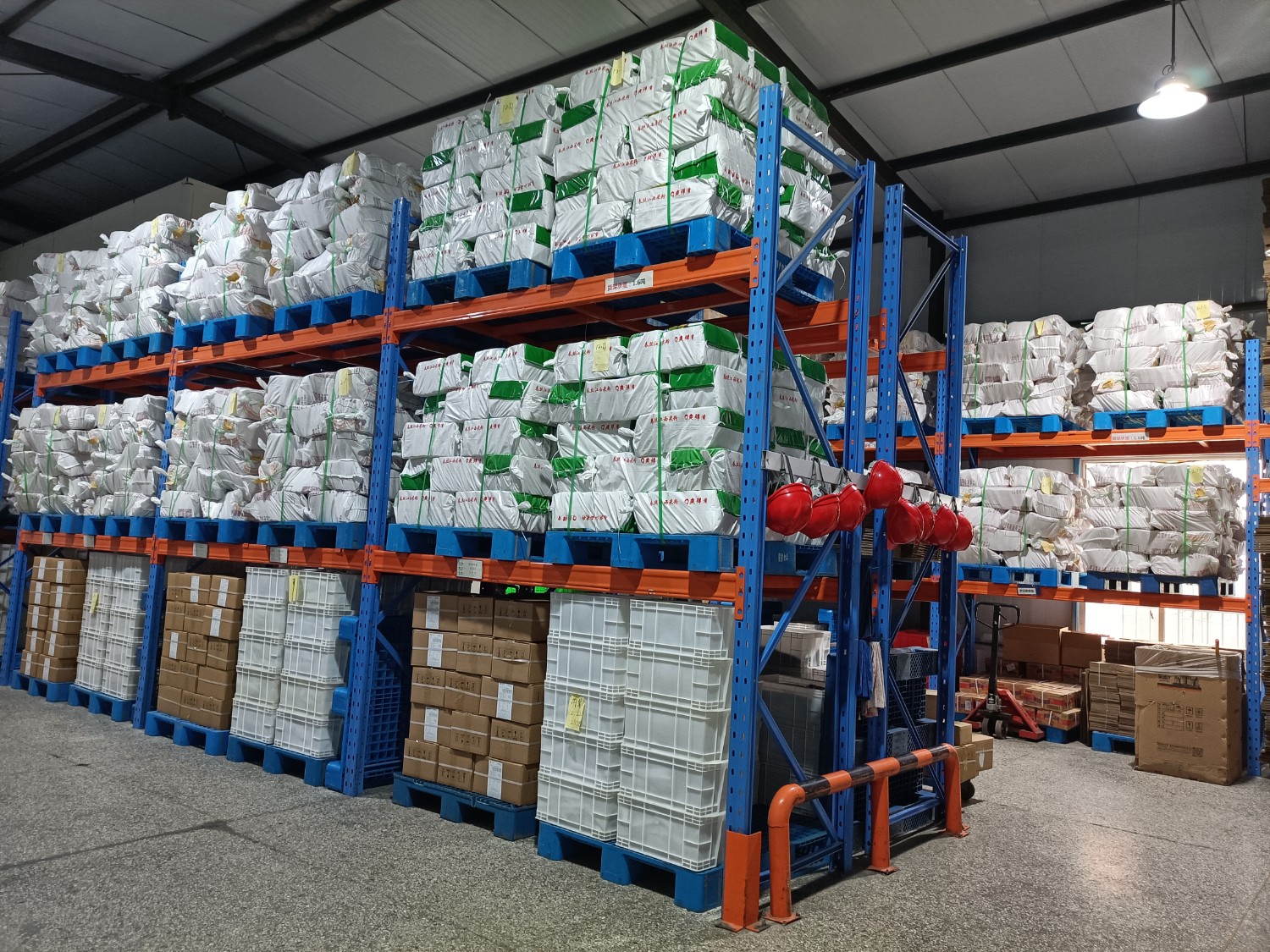 康德食品將中國(guó)味道通過(guò)傳統(tǒng)慢火熬制工藝和現(xiàn)代科技結(jié)合，為快餐界提供的廚房解決方案。公司提供貼牌定制，免費(fèi)送技術(shù)的服務(wù)，開(kāi)店無(wú)需大廚，簡(jiǎn)易操作，快速標(biāo)準(zhǔn)化出餐。